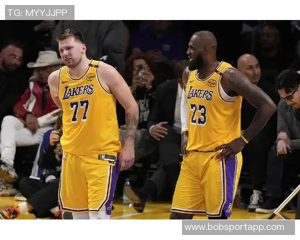 东契奇与里夫斯携手共进展现持球天赋助力湖人未来发展